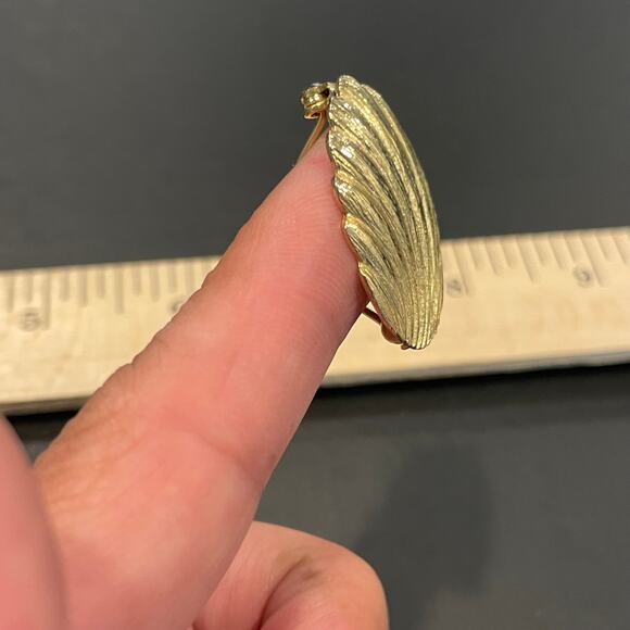 Vintage MCM gold tone Clam shell sea shell cockle french hook pin brooch texture - Picture 8 of 10